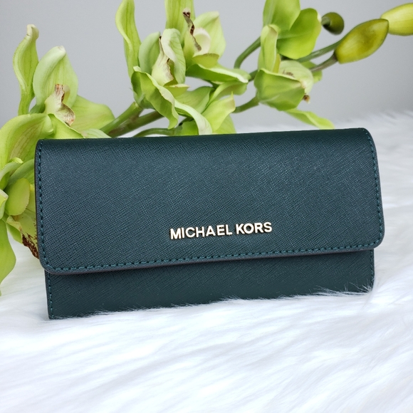 Michael Kors Handbags - ⚠️SALE⚠️🌺NWT Michael Kors LG trifold Wallet green